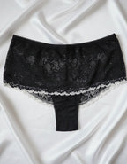 Почувствай Изисканост и Комфорт с Всеки Дъх!&nbsp;

Представяме ти върха на елегантността и удобството – Дантелен боксер/бразилиана Evita! Създаден да прегърне тялото ти с нежност и да подчертае твоята женственост, този модел е повече от просто дамско бельо – той е преживяване.

&nbsp;Елегантност, Удобство и Красота в Едно!

Открий перфектната хармония, която търсиш, с този&nbsp;елегантен, удобен и красив модел. Дизайнът със средна дълбочина е идеален за всяка фигура, осигурявайки не само стил, но и изключи