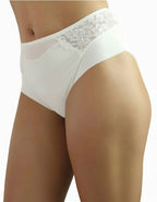 Преживейте Изискаността и Комфорта с нашата зашеметяваща бикина, обогатена с луксозен привкус, предоставяйки Ви несравнин Стил и Удоволствие. Тази изключителна бикина с висока талия съчетава удобство с изящество и красиви детайли, които я правят впечатляваща.

Двойният тюл по крайщата й отпред и отзад придава изисканост и неповторимост на модела. С гладките шевове отпред, тази бикина не само предлага страхотен дизайн, но и гладко приляга към тялото, осигурявайки Ви комфорт през целия ден.

Зашеметяваща бики