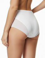 Преживейте Изискаността и Комфорта с нашата зашеметяваща бикина, обогатена с луксозен привкус, предоставяйки Ви несравнин Стил и Удоволствие. Тази изключителна бикина с висока талия съчетава удобство с изящество и красиви детайли, които я правят впечатляваща.

Двойният тюл по крайщата й отпред и отзад придава изисканост и неповторимост на модела. С гладките шевове отпред, тази бикина не само предлага страхотен дизайн, но и гладко приляга към тялото, осигурявайки Ви комфорт през целия ден.

Зашеметяваща бики