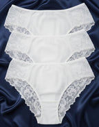 Преживейте изискаността и комфорта с нашата луксозна дамска бикина, представяща съчетание от изящество и качество. Изработена с внимание към всеки детайл, бикината предлага средна дълбочина и е изключително удобна благодарение на използваната микрофибър и дантела.

Задната част на бикината е изключително изчистена, като добавеният силикон на дантелата отзад придава изискан завършек и предотвратява неприятно събиране. Отличаваща се с перфектно покритие на задната част, бикината предоставя изключително усещан