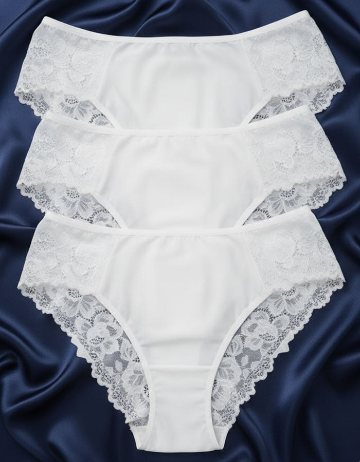 Преживейте изискаността и комфорта с нашата луксозна дамска бикина, представяща съчетание от изящество и качество. Изработена с внимание към всеки детайл, бикината предлага средна дълбочина и е изключително удобна благодарение на използваната микрофибър и дантела.

Задната част на бикината е изключително изчистена, като добавеният силикон на дантелата отзад придава изискан завършек и предотвратява неприятно събиране. Отличаваща се с перфектно покритие на задната част, бикината предоставя изключително усещан