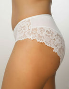 Преживейте изискаността и комфорта с нашата луксозна дамска бикина, представяща съчетание от изящество и качество. Изработена с внимание към всеки детайл, бикината предлага средна дълбочина и е изключително удобна благодарение на използваната микрофибър и дантела.

Задната част на бикината е изключително изчистена, като добавеният силикон на дантелата отзад придава изискан завършек и предотвратява неприятно събиране. Отличаваща се с перфектно покритие на задната част, бикината предоставя изключително усещан