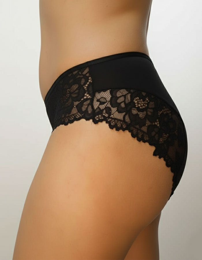 Преживейте изискаността и комфорта с нашата луксозна дамска бикина, представяща съчетание от изящество и качество. Изработена с внимание към всеки детайл, бикината предлага средна дълбочина и е изключително удобна благодарение на използваната микрофибър и дантела.

Задната част на бикината е изключително изчистена, като добавеният силикон на дантелата отзад придава изискан завършек и предотвратява неприятно събиране. Отличаваща се с перфектно покритие на задната част, бикината предоставя изключително усещан