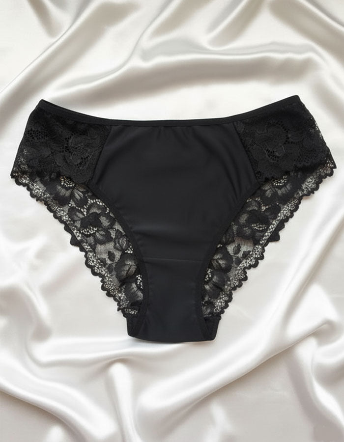 Преживейте изискаността и комфорта с нашата луксозна дамска бикина, представяща съчетание от изящество и качество. Изработена с внимание към всеки детайл, бикината предлага средна дълбочина и е изключително удобна благодарение на използваната микрофибър и дантела.

Задната част на бикината е изключително изчистена, като добавеният силикон на дантелата отзад придава изискан завършек и предотвратява неприятно събиране. Отличаваща се с перфектно покритие на задната част, бикината предоставя изключително усещан