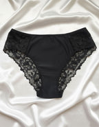 Преживейте изискаността и комфорта с нашата луксозна дамска бикина, представяща съчетание от изящество и качество. Изработена с внимание към всеки детайл, бикината предлага средна дълбочина и е изключително удобна благодарение на използваната микрофибър и дантела.

Задната част на бикината е изключително изчистена, като добавеният силикон на дантелата отзад придава изискан завършек и предотвратява неприятно събиране. Отличаваща се с перфектно покритие на задната част, бикината предоставя изключително усещан