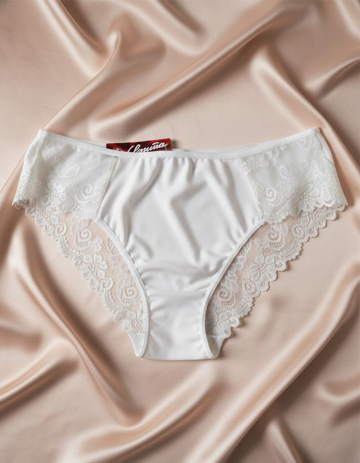 Преживейте изискаността и комфорта с нашата луксозна дамска бикина, представяща съчетание от изящество и качество. Изработена с внимание към всеки детайл, бикината предлага средна дълбочина и е изключително удобна благодарение на използваната микрофибър и дантела.

Задната част на бикината е изключително изчистена, като добавеният силикон на дантелата отзад придава изискан завършек и предотвратява неприятно събиране. Отличаваща се с перфектно покритие на задната част, бикината предоставя изключително усещан