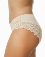 Преживейте изискаността и комфорта с нашата луксозна дамска бикина, представяща съчетание от изящество и качество. Изработена с внимание към всеки детайл, бикината предлага средна дълбочина и е изключително удобна благодарение на използваната микрофибър и дантела.

Задната част на бикината е изключително изчистена, като добавеният силикон на дантелата отзад придава изискан завършек и предотвратява неприятно събиране. Отличаваща се с перфектно покритие на задната част, бикината предоставя изключително усещан