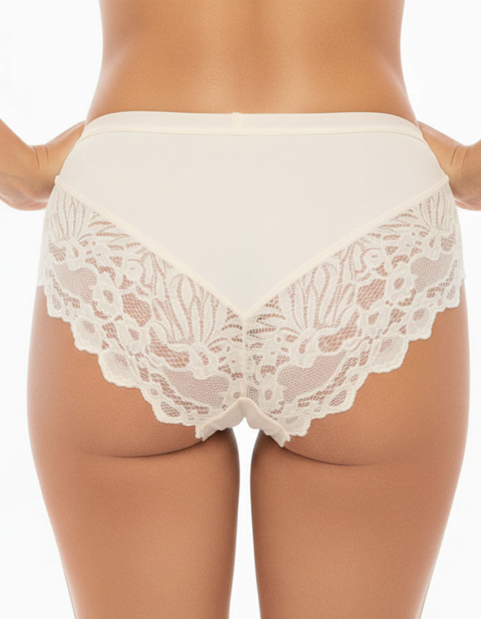 Преживейте изискаността и комфорта с нашата луксозна дамска бикина, представяща съчетание от изящество и качество. Изработена с внимание към всеки детайл, бикината предлага средна дълбочина и е изключително удобна благодарение на използваната микрофибър и дантела.

Задната част на бикината е изключително изчистена, като добавеният силикон на дантелата отзад придава изискан завършек и предотвратява неприятно събиране. Отличаваща се с перфектно покритие на задната част, бикината предоставя изключително усещан