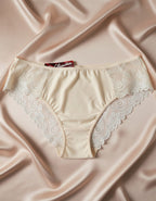 Преживейте изискаността и комфорта с нашата луксозна дамска бикина, представяща съчетание от изящество и качество. Изработена с внимание към всеки детайл, бикината предлага средна дълбочина и е изключително удобна благодарение на използваната микрофибър и дантела.

Задната част на бикината е изключително изчистена, като добавеният силикон на дантелата отзад придава изискан завършек и предотвратява неприятно събиране. Отличаваща се с перфектно покритие на задната част, бикината предоставя изключително усещан