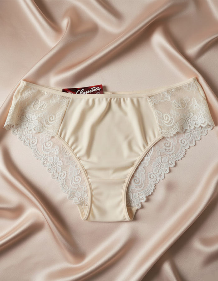 Преживейте изискаността и комфорта с нашата луксозна дамска бикина, представяща съчетание от изящество и качество. Изработена с внимание към всеки детайл, бикината предлага средна дълбочина и е изключително удобна благодарение на използваната микрофибър и дантела.

Задната част на бикината е изключително изчистена, като добавеният силикон на дантелата отзад придава изискан завършек и предотвратява неприятно събиране. Отличаваща се с перфектно покритие на задната част, бикината предоставя изключително усещан