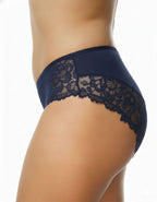 Преживейте изискаността и комфорта с нашата луксозна дамска бикина, представяща съчетание от изящество и качество. Изработена с внимание към всеки детайл, бикината предлага средна дълбочина и е изключително удобна благодарение на използвания микрофибър и дантела.

Задната част на бикината е изключително изчистена, като добавеният силикон на дантелата отзад придава изискан завършек и предотвратява неприятното събиране. Отличаваща се с перфектно покритие на задната част, бикината предоставя изключително усеща