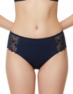 Преживейте изискаността и комфорта с нашата луксозна дамска бикина, представяща съчетание от изящество и качество. Изработена с внимание към всеки детайл, бикината предлага средна дълбочина и е изключително удобна благодарение на използвания микрофибър и дантела.

Задната част на бикината е изключително изчистена, като добавеният силикон на дантелата отзад придава изискан завършек и предотвратява неприятното събиране. Отличаваща се с перфектно покритие на задната част, бикината предоставя изключително усеща