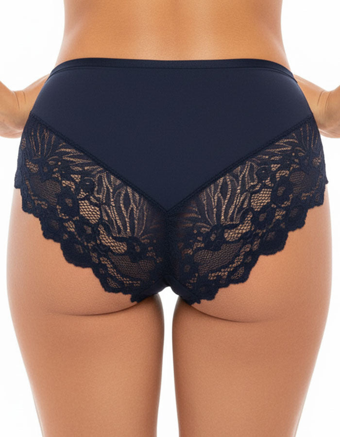 Преживейте изискаността и комфорта с нашата луксозна дамска бикина, представяща съчетание от изящество и качество. Изработена с внимание към всеки детайл, бикината предлага средна дълбочина и е изключително удобна благодарение на използвания микрофибър и дантела.

Задната част на бикината е изключително изчистена, като добавеният силикон на дантелата отзад придава изискан завършек и предотвратява неприятното събиране. Отличаваща се с перфектно покритие на задната част, бикината предоставя изключително усеща