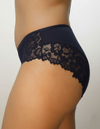 Преживейте изискаността и комфорта с нашата луксозна дамска бикина, представяща съчетание от изящество и качество. Изработена с внимание към всеки детайл, бикината предлага средна дълбочина и е изключително удобна благодарение на използвания микрофибър и дантела.

Задната част на бикината е изключително изчистена, като добавеният силикон на дантелата отзад придава изискан завършек и предотвратява неприятното събиране. Отличаваща се с перфектно покритие на задната част, бикината предоставя изключително усеща