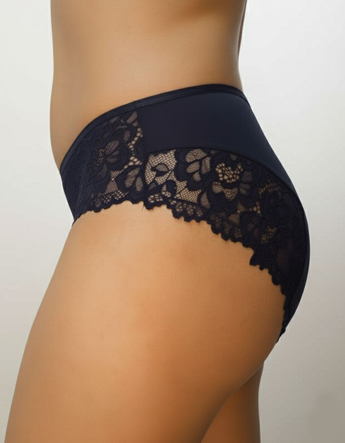 Преживейте изискаността и комфорта с нашата луксозна дамска бикина, представяща съчетание от изящество и качество. Изработена с внимание към всеки детайл, бикината предлага средна дълбочина и е изключително удобна благодарение на използвания микрофибър и дантела.

Задната част на бикината е изключително изчистена, като добавеният силикон на дантелата отзад придава изискан завършек и предотвратява неприятното събиране. Отличаваща се с перфектно покритие на задната част, бикината предоставя изключително усеща