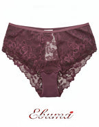 Преживейте изискаността и комфорта с нашата луксозна дамска бикина, представяща съчетание от изящество и качество. Изработена с внимание към всеки детайл, бикината предлага средна дълбочина и е изключително удобна благодарение на използваните микрофибър и еластична дантела.&nbsp;
Отпред няма ластици в зоната на хигиеничното парче, което е допълнително уголемено и съобразено с нуждите ви.

Отличаваща се с перфектно покритие на задната част, бикината предоставя изключително усещане за комфорт и сигурност.

Ди