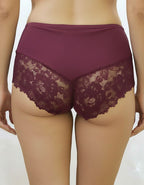 Преживейте изискаността и комфорта с нашата луксозна дамска бикина, представяща съчетание от изящество и качество. Изработена с внимание към всеки детайл, бикината предлага средна дълбочина и е изключително удобна благодарение на използваните микрофибър и еластична дантела.&nbsp;
Отпред няма ластици в зоната на хигиеничното парче, което е допълнително уголемено и съобразено с нуждите ви.

Отличаваща се с перфектно покритие на задната част, бикината предоставя изключително усещане за комфорт и сигурност.

Ди