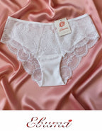 Преживейте изискаността и комфорта с нашата луксозна дамска бикина, представяща съчетание от изящество и качество. Изработена с внимание към всеки детайл, бикината предлага средна дълбочина и е изключително удобна благодарение на използваните микрофибър и еластична дантела.&nbsp;
Отпред няма ластици в зоната на хигиеничното парче, което е допълнително уголемено и съобразено с нуждите ви.

Отличаваща се с перфектно покритие на задната част, бикината предоставя изключително усещане за комфорт и сигурност.

Ди