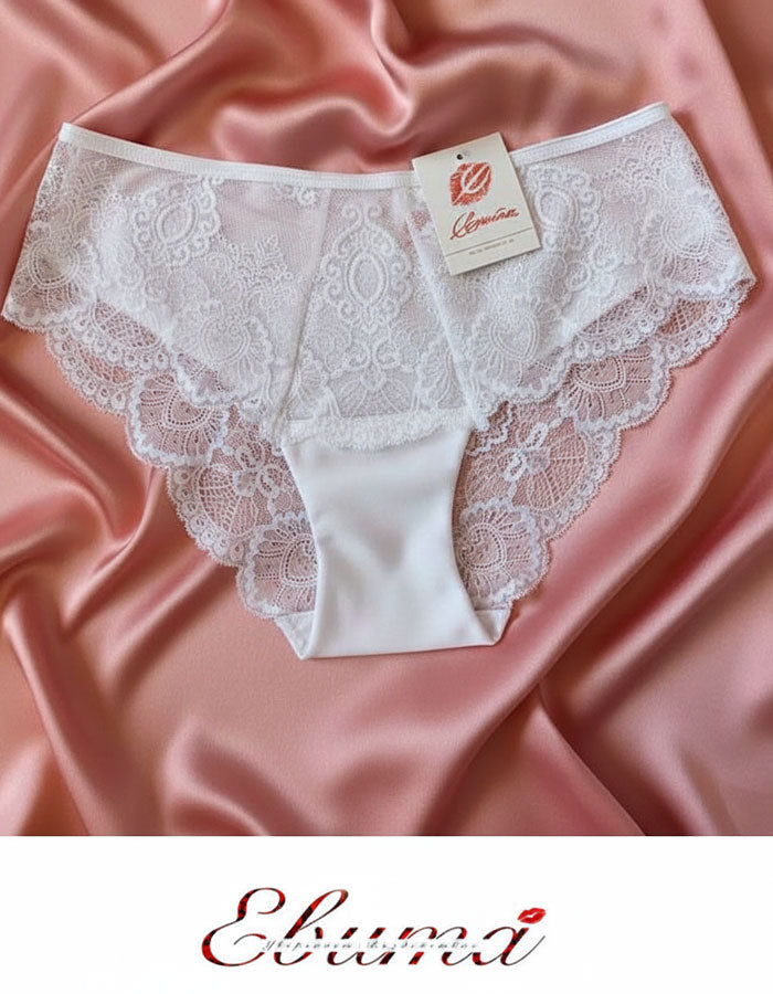 Преживейте изискаността и комфорта с нашата луксозна дамска бикина, представяща съчетание от изящество и качество. Изработена с внимание към всеки детайл, бикината предлага средна дълбочина и е изключително удобна благодарение на използваните микрофибър и еластична дантела.&nbsp;
Отпред няма ластици в зоната на хигиеничното парче, което е допълнително уголемено и съобразено с нуждите ви.

Отличаваща се с перфектно покритие на задната част, бикината предоставя изключително усещане за комфорт и сигурност.

Ди