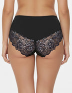 Преживейте изискаността и комфорта с нашата луксозна дамска бикина, представяща съчетание от изящество и качество. Изработена с внимание към всеки детайл, бикината предлага средна дълбочина и е изключително удобна благодарение на използваните микрофибър и еластична дантела.&nbsp;
Отпред няма ластици в зоната на хигиеничното парче, което е допълнително уголемено и съобразено с нуждите ви.

Отличаваща се с перфектно покритие на задната част, бикината предоставя изключително усещане за комфорт и сигурност.

Ди