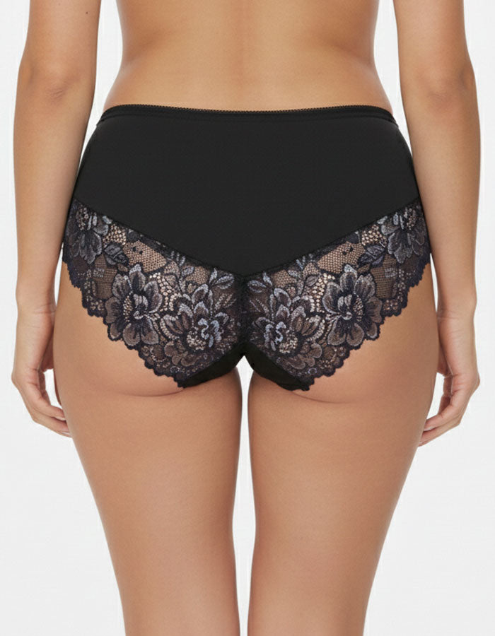 Преживейте изискаността и комфорта с нашата луксозна дамска бикина, представяща съчетание от изящество и качество. Изработена с внимание към всеки детайл, бикината предлага средна дълбочина и е изключително удобна благодарение на използваните микрофибър и еластична дантела.&nbsp;
Отпред няма ластици в зоната на хигиеничното парче, което е допълнително уголемено и съобразено с нуждите ви.

Отличаваща се с перфектно покритие на задната част, бикината предоставя изключително усещане за комфорт и сигурност.

Ди