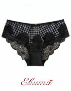 Преживейте изискаността и комфорта с нашата луксозна дамска бикина, представяща съчетание от изящество и качество. Изработена с внимание към всеки детайл, бикината предлага средна дълбочина и е изключително удобна благодарение на използваните микрофибър и еластична дантела.&nbsp;
Отпред няма ластици в зоната на хигиеничното парче, което е допълнително уголемено и съобразено с нуждите ви.

Отличаваща се с перфектно покритие на задната част, бикината предоставя изключително усещане за комфорт и сигурност.

Ди