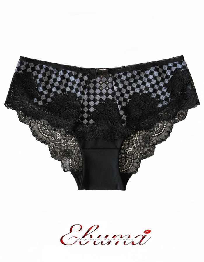 Преживейте изискаността и комфорта с нашата луксозна дамска бикина, представяща съчетание от изящество и качество. Изработена с внимание към всеки детайл, бикината предлага средна дълбочина и е изключително удобна благодарение на използваните микрофибър и еластична дантела.&nbsp;
Отпред няма ластици в зоната на хигиеничното парче, което е допълнително уголемено и съобразено с нуждите ви.

Отличаваща се с перфектно покритие на задната част, бикината предоставя изключително усещане за комфорт и сигурност.

Ди