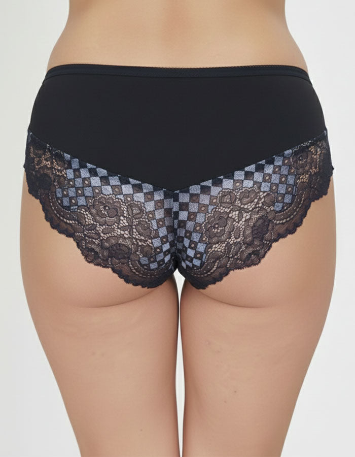 Преживейте изискаността и комфорта с нашата луксозна дамска бикина, представяща съчетание от изящество и качество. Изработена с внимание към всеки детайл, бикината предлага средна дълбочина и е изключително удобна благодарение на използваните микрофибър и еластична дантела.&nbsp;
Отпред няма ластици в зоната на хигиеничното парче, което е допълнително уголемено и съобразено с нуждите ви.

Отличаваща се с перфектно покритие на задната част, бикината предоставя изключително усещане за комфорт и сигурност.

Ди