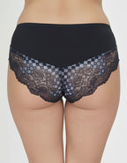 Преживейте изискаността и комфорта с нашата луксозна дамска бикина, представяща съчетание от изящество и качество. Изработена с внимание към всеки детайл, бикината предлага средна дълбочина и е изключително удобна благодарение на използваните микрофибър и еластична дантела.&nbsp;
Отпред няма ластици в зоната на хигиеничното парче, което е допълнително уголемено и съобразено с нуждите ви.

Отличаваща се с перфектно покритие на задната част, бикината предоставя изключително усещане за комфорт и сигурност.

Ди