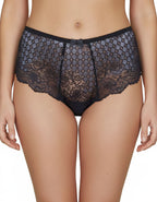 Преживейте изискаността и комфорта с нашата луксозна дамска бикина, представяща съчетание от изящество и качество. Изработена с внимание към всеки детайл, бикината предлага средна дълбочина и е изключително удобна благодарение на използваните микрофибър и еластична дантела.&nbsp;
Отпред няма ластици в зоната на хигиеничното парче, което е допълнително уголемено и съобразено с нуждите ви.

Отличаваща се с перфектно покритие на задната част, бикината предоставя изключително усещане за комфорт и сигурност.

Ди