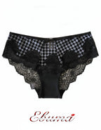 Преживейте изискаността и комфорта с нашата луксозна дамска бикина, представяща съчетание от изящество и качество. Изработена с внимание към всеки детайл, бикината предлага средна дълбочина и е изключително удобна благодарение на използваните микрофибър и еластична дантела.&nbsp;
Отпред няма ластици в зоната на хигиеничното парче, което е допълнително уголемено и съобразено с нуждите ви.

Отличаваща се с перфектно покритие на задната част, бикината предоставя изключително усещане за комфорт и сигурност.

Ди