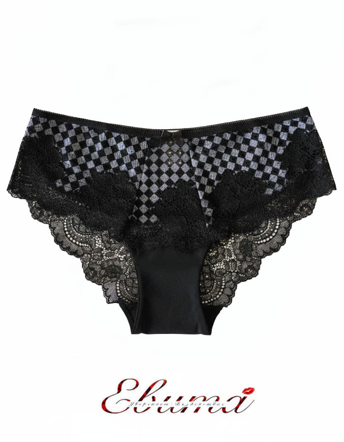 Преживейте изискаността и комфорта с нашата луксозна дамска бикина, представяща съчетание от изящество и качество. Изработена с внимание към всеки детайл, бикината предлага средна дълбочина и е изключително удобна благодарение на използваните микрофибър и еластична дантела.&nbsp;
Отпред няма ластици в зоната на хигиеничното парче, което е допълнително уголемено и съобразено с нуждите ви.

Отличаваща се с перфектно покритие на задната част, бикината предоставя изключително усещане за комфорт и сигурност.

Ди