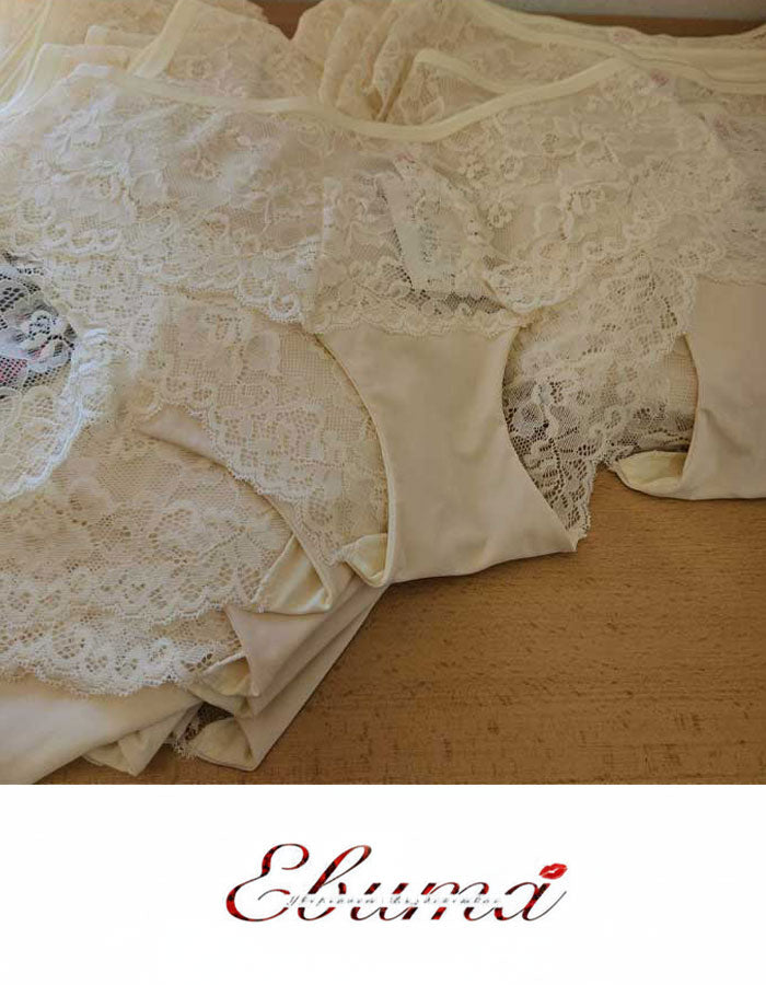 Преживейте изискаността и комфорта с нашата луксозна дамска бикина, представяща съчетание от изящество и качество. Изработена с внимание към всеки детайл, бикината предлага средна дълбочина и е изключително удобна благодарение на използваните микрофибър и еластична дантела.&nbsp;
Отпред няма ластици в зоната на хигиеничното парче, което е допълнително уголемено и съобразено с нуждите ви.

Отличаваща се с перфектно покритие на задната част, бикината предоставя изключително усещане за комфорт и сигурност.

Ди