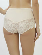 Преживейте изискаността и комфорта с нашата луксозна дамска бикина, представяща съчетание от изящество и качество. Изработена с внимание към всеки детайл, бикината предлага средна дълбочина и е изключително удобна благодарение на използваните микрофибър и еластична дантела.&nbsp;
Отпред няма ластици в зоната на хигиеничното парче, което е допълнително уголемено и съобразено с нуждите ви.

Отличаваща се с перфектно покритие на задната част, бикината предоставя изключително усещане за комфорт и сигурност.

Ди