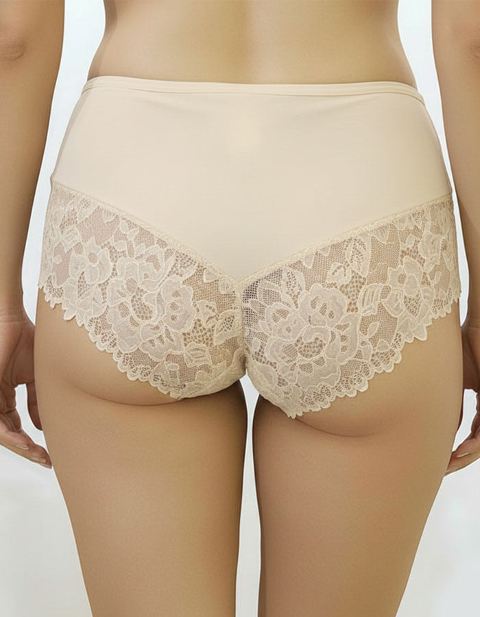 Преживейте изискаността и комфорта с нашата луксозна дамска бикина, представяща съчетание от изящество и качество. Изработена с внимание към всеки детайл, бикината предлага средна дълбочина и е изключително удобна благодарение на използваните микрофибър и еластична дантела.&nbsp;
Отпред няма ластици в зоната на хигиеничното парче, което е допълнително уголемено и съобразено с нуждите ви.

Отличаваща се с перфектно покритие на задната част, бикината предоставя изключително усещане за комфорт и сигурност.

Ди