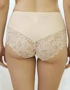 Преживейте изискаността и комфорта с нашата луксозна дамска бикина, представяща съчетание от изящество и качество. Изработена с внимание към всеки детайл, бикината предлага средна дълбочина и е изключително удобна благодарение на използваните микрофибър и еластична дантела.&nbsp;
Отпред няма ластици в зоната на хигиеничното парче, което е допълнително уголемено и съобразено с нуждите ви.

Отличаваща се с перфектно покритие на задната част, бикината предоставя изключително усещане за комфорт и сигурност.

Ди