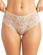 Преживейте изискаността и комфорта с нашата луксозна дамска бикина, представяща съчетание от изящество и качество. Изработена с внимание към всеки детайл, бикината предлага средна дълбочина и е изключително удобна благодарение на използваните микрофибър и еластична дантела.&nbsp;
Отпред няма ластици в зоната на хигиеничното парче, което е допълнително уголемено и съобразено с нуждите ви.

Отличаваща се с перфектно покритие на задната част, бикината предоставя изключително усещане за комфорт и сигурност.

Ди