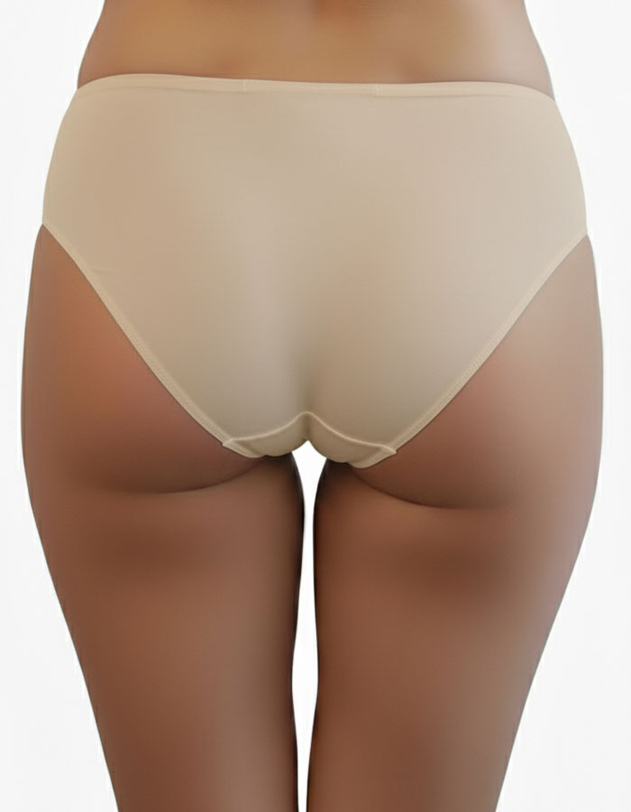 Представяме ви луксозна бикина, обединяващи изискаността и удобството в себе си.
Тази бикина със средна талия е изработена от микрофибър, който придава несравнен комфорт, а красивата дантелена притурка добавя допълнителна доза разкош.

Моделът не само предлага удобство, но и се отличава с отлично покритие на задната част. Комбинацията от микрофибър и дантела не осигурява само комфортно носене, но и стил и елегантност.
Този много красив и елегантен модел е съчетание от Изисканост и Практичност.

Отличното ка