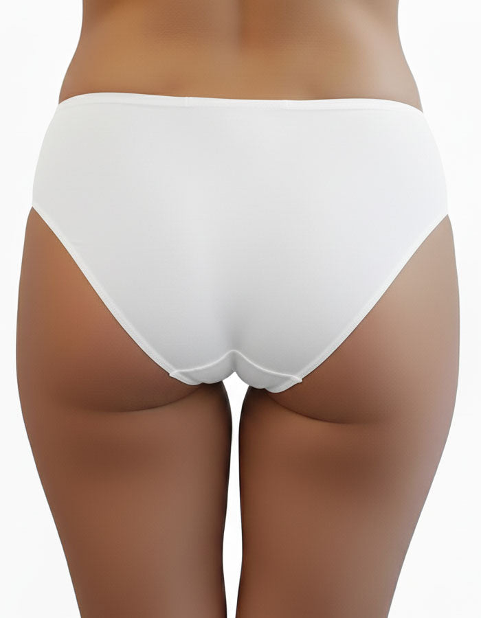 Представяме ви луксозна бикина, обединяващи изискаността и удобството в себе си.
Тази бикина със средна талия е изработена от микрофибър, който придава несравнен комфорт, а красивата дантелена притурка добавя допълнителна доза разкош.

Моделът не само предлага удобство, но и се отличава с отлично покритие на задната част. Комбинацията от микрофибър и дантела не само осигурява комфортно носене, но и предоставя стил и елегантност.
Този много красив и елегантен модел е съчетание от Изисканост и Практичност.

О