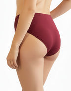 Представяме ви луксозна бикина, обединяващи изискаността и удобството в себе си.
Тази бикина със средна талия е изработена от микрофибър, който придава несравнен комфорт, а красивата дантелена притурка добавя допълнителна доза разкош.

Моделът не само предлага удобство, но и се отличава с отлично покритие на задната част. Комбинацията от микрофибър и дантела не само осигурява комфортно носене, но и предоставя стил и елегантност.
Този много красив и елегантен модел е съчетание от Изисканост и Практичност.

О