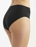 Представяме ви луксозна бикина, обединяващи изискаността и удобството в себе си.
Тази бикина със средна талия е изработена от микрофибър, който придава несравнен комфорт, а красивата дантелена притурка добавя допълнителна доза разкош.

Моделът не само предлага удобство, но и се отличава с отлично покритие на задната част. Комбинацията от микрофибър и дантела не осигурява само комфортно носене, но и стил и елегантност.
Този много красив и елегантен модел е съчетание от Изисканост и Практичност.

Отличното ка