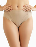 Представяме ви луксозна бикина, обединяващи изискаността и удобството в себе си.
Тази бикина със средна талия е изработена от микрофибър, който придава несравнен комфорт, а красивата дантелена притурка добавя допълнителна доза разкош.

Моделът не само предлага удобство, но и се отличава с отлично покритие на задната част. Комбинацията от микрофибър и дантела не осигурява само комфортно носене, но и стил и елегантност.
Този много красив и елегантен модел е съчетание от Изисканост и Практичност.

Отличното ка