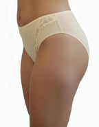 Представяме ви луксозна бикина, обединяващи изискаността и удобството в себе си.
Тази бикина със средна талия е изработена от микрофибър, който придава несравнен комфорт, а красивата дантелена притурка добавя допълнителна доза разкош.

Моделът не само предлага удобство, но и се отличава с отлично покритие на задната част. Комбинацията от микрофибър и дантела не само осигурява комфортно носене, но и предоставя стил и елегантност.
Този много красив и елегантен модел е съчетание от Изисканост и Практичност.

О