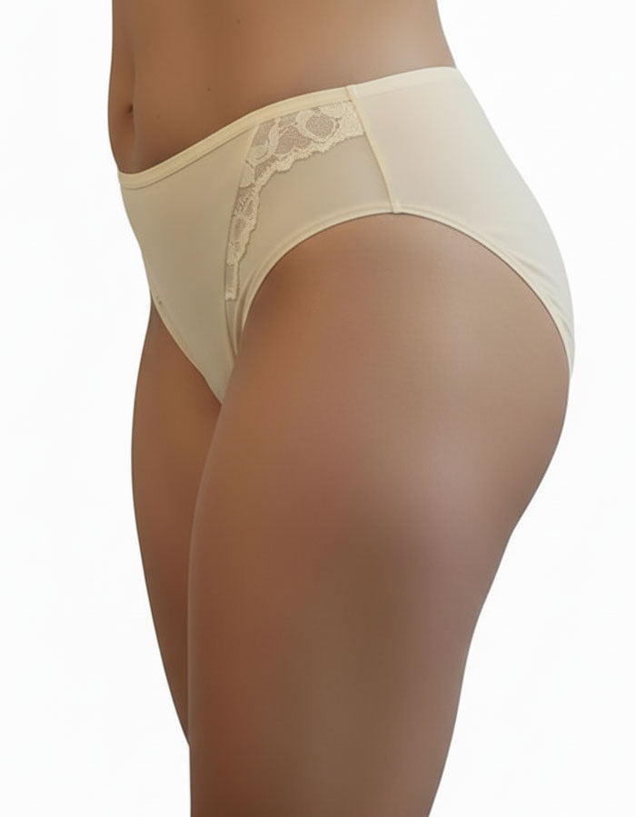 Представяме ви луксозна бикина, обединяващи изискаността и удобството в себе си.
Тази бикина със средна талия е изработена от микрофибър, който придава несравнен комфорт, а красивата дантелена притурка добавя допълнителна доза разкош.

Моделът не само предлага удобство, но и се отличава с отлично покритие на задната част. Комбинацията от микрофибър и дантела не само осигурява комфортно носене, но и предоставя стил и елегантност.
Този много красив и елегантен модел е съчетание от Изисканост и Практичност.

О