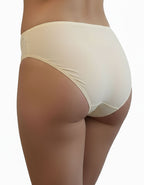 Представяме ви луксозна бикина, обединяващи изискаността и удобството в себе си.
Тази бикина със средна талия е изработена от микрофибър, който придава несравнен комфорт, а красивата дантелена притурка добавя допълнителна доза разкош.

Моделът не само предлага удобство, но и се отличава с отлично покритие на задната част. Комбинацията от микрофибър и дантела не само осигурява комфортно носене, но и предоставя стил и елегантност.
Този много красив и елегантен модел е съчетание от Изисканост и Практичност.

О