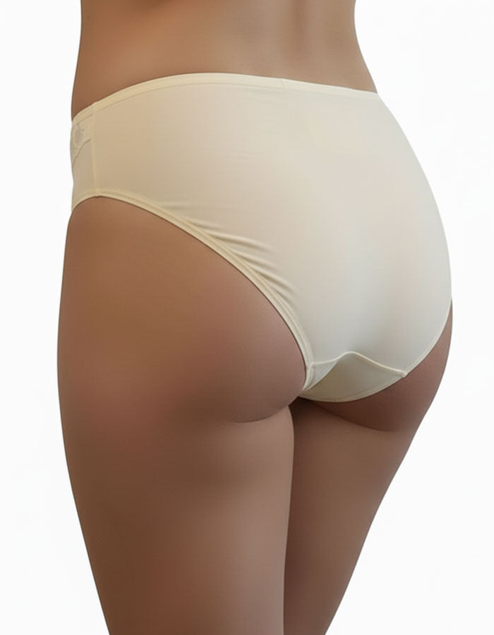 Представяме ви луксозна бикина, обединяващи изискаността и удобството в себе си.
Тази бикина със средна талия е изработена от микрофибър, който придава несравнен комфорт, а красивата дантелена притурка добавя допълнителна доза разкош.

Моделът не само предлага удобство, но и се отличава с отлично покритие на задната част. Комбинацията от микрофибър и дантела не само осигурява комфортно носене, но и предоставя стил и елегантност.
Този много красив и елегантен модел е съчетание от Изисканост и Практичност.

О