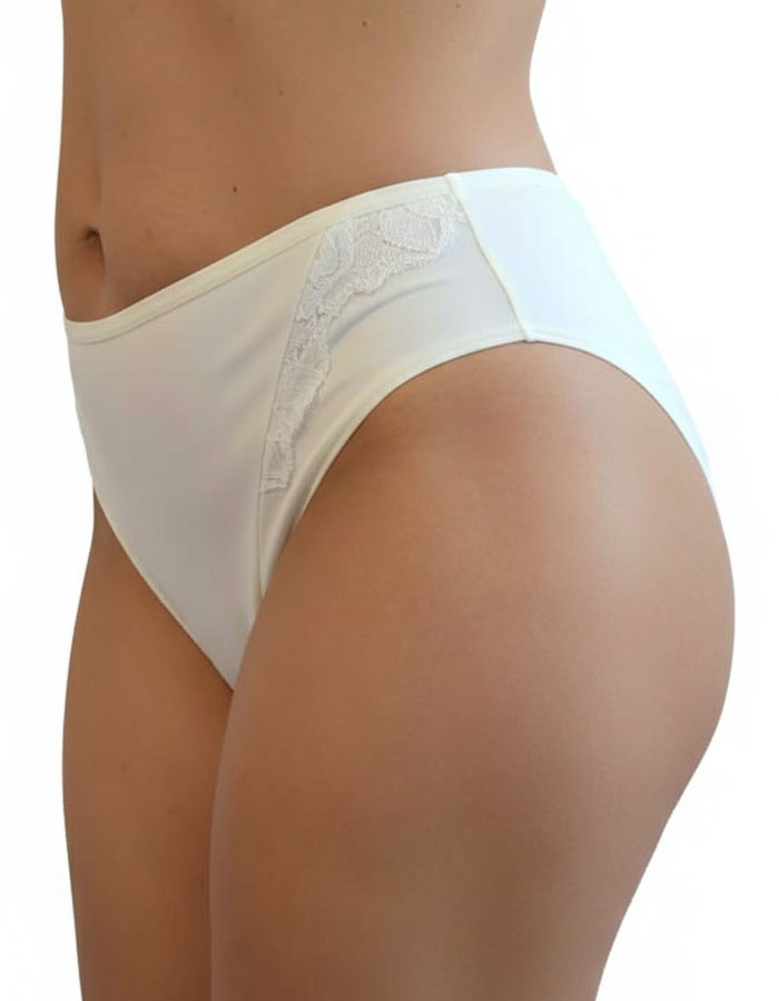 Представяме ви луксозна бикина, обединяващи изискаността и удобството в себе си.
Тази бикина със средна талия е изработена от микрофибър, който придава несравнен комфорт, а красивата дантелена притурка добавя допълнителна доза разкош.

Моделът не само предлага удобство, но и се отличава с отлично покритие на задната част. Комбинацията от микрофибър и дантела не осигурява само комфортно носене, но и стил и елегантност.
Този много красив и елегантен модел е съчетание от Изисканост и Практичност.

Отличното ка