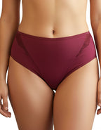 Представяме ви луксозна бикина, обединяващи изискаността и удобството в себе си.
Тази бикина със средна талия е изработена от микрофибър, който придава несравнен комфорт, а красивата дантелена притурка добавя допълнителна доза разкош.

Моделът не само предлага удобство, но и се отличава с отлично покритие на задната част. Комбинацията от микрофибър и дантела не само осигурява комфортно носене, но и предоставя стил и елегантност.
Този много красив и елегантен модел е съчетание от Изисканост и Практичност.

О