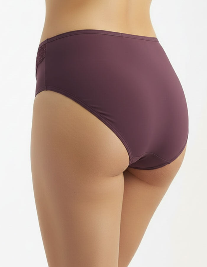 Представяме ви луксозна бикина, обединяващи изискаността и удобството в себе си.
Тази бикина със средна талия е изработена от микрофибър, който придава несравнен комфорт, а красивата дантелена притурка добавя допълнителна доза разкош.

Моделът не само предлага удобство, но и се отличава с отлично покритие на задната част. Комбинацията от микрофибър и дантела не осигурява само комфортно носене, но и стил и елегантност.
Този много красив и елегантен модел е съчетание от Изисканост и Практичност.

Отличното ка