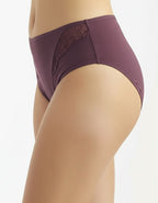 Представяме ви луксозна бикина, обединяващи изискаността и удобството в себе си.
Тази бикина със средна талия е изработена от микрофибър, който придава несравнен комфорт, а красивата дантелена притурка добавя допълнителна доза разкош.

Моделът не само предлага удобство, но и се отличава с отлично покритие на задната част. Комбинацията от микрофибър и дантела не осигурява само комфортно носене, но и стил и елегантност.
Този много красив и елегантен модел е съчетание от Изисканост и Практичност.

Отличното ка